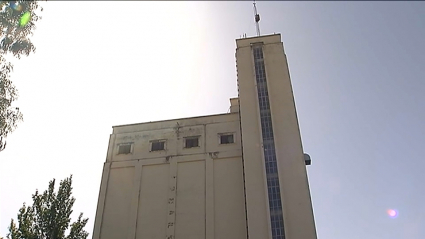 Edificio principal de uno de los dos silos de Don Benito que salen a subasta.