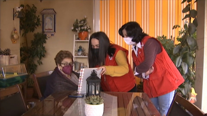 Voluntarias de Cruz Roja acompañan a Victoria Cisnero