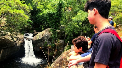 Niños en la Garganta de Las Nogaledas