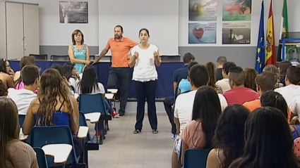 Maestra impartiendo clase en la región