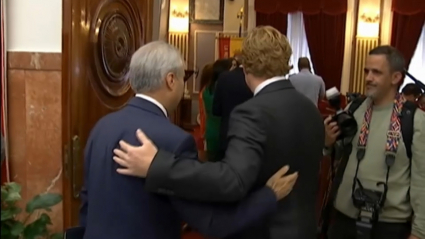 Fran Fragoso e Ignacio Grajera se saludan en el ayuntamiento de Badajoz