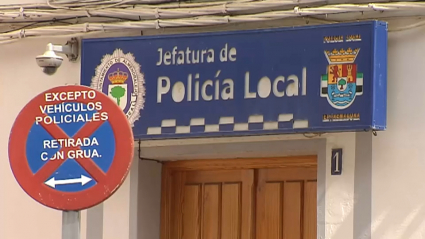 Fachada de la Policía Local de Almendralejo, después de que dos agentes hayan sido agredidos al intentar desalojar una fiesta ilegal