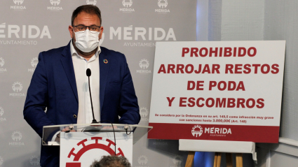 Antonio Rodríguez Osuna. Alcalde de Mérida en rueda de prensa