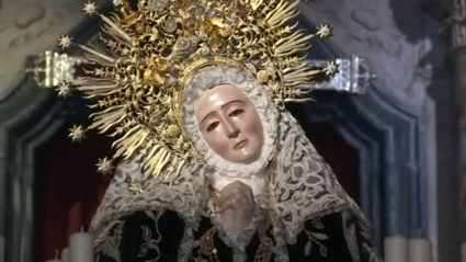 La Virgen de la Soledad, venerada por los fieles en su templo en este Jueves Santo