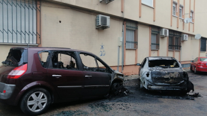 Vehículos calcinados por el incendio