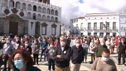 Imagen de la concentración realizada en Llerena para reclamar más personal y medios en el hospital comarcal