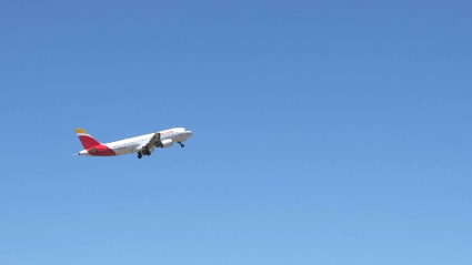 Avión despegando del Aeropuerto de Badajoz.