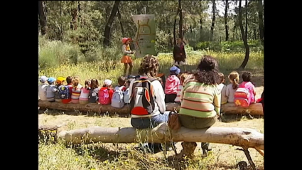 Grupo de escolares durante una excursión al aire libre. Imagen que no se verá este curso.