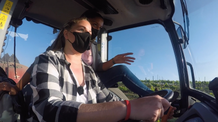 Raquel conduce el tractor para curar viñas
