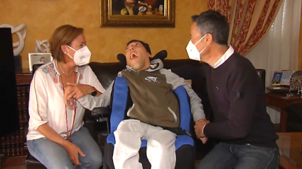 Víctor junto a sus padres.