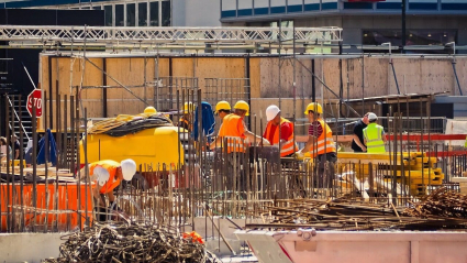 Trabajadores a pie de obra en uno de los sectores que más crece en España.