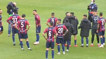 Los jugadores del Extremadura sobre el terreno de juego al término del partido