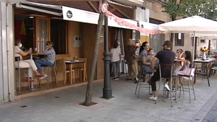 Cacereños y cacereñas disfrutando de la 'feria de día'