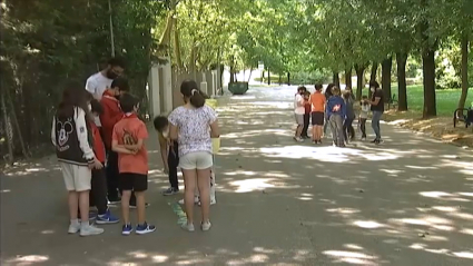 Monitores realizan actividades al aire libre con niños