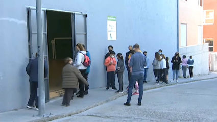 Habitantes de Plasencia esperando para un cribado masivo