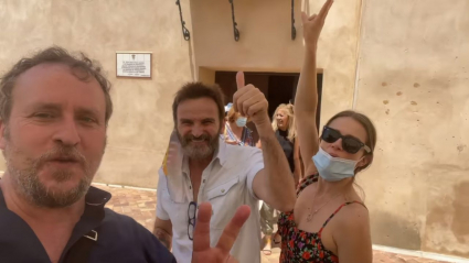 El actor Fernando Cayo junto a otros compañeros de rodaje, como Fernando Tejero y Carla Nieto