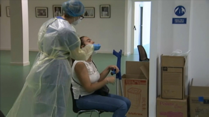 Extremeña realizándose una PCR en el cribado masivo de Badajoz. 