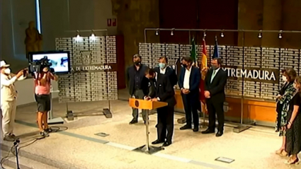 Momento de la firma del protocolo.