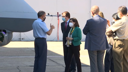 La ministra de Defensa viendo los Predator B del Ejército del Aire en la Base Aérea de Talavera