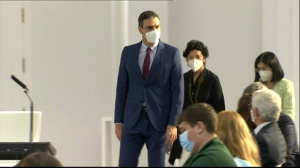 Pedro Sánchez con las ministras de sanidad y educación