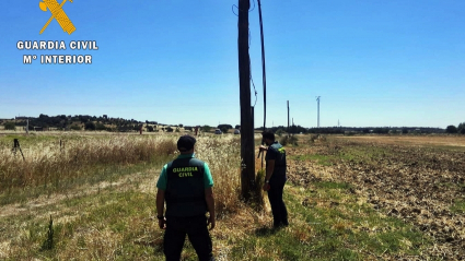 Guardia civil en el lugar donde se robó el cable de cobre