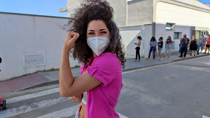 Joven esperando a ser vacunada en Llerena