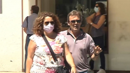 Extremeños paseando con y sin mascarilla