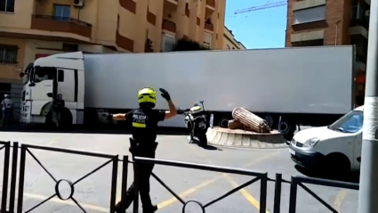 Imagen del tráiler cogiendo la rotonda de Marquesa de Pinares