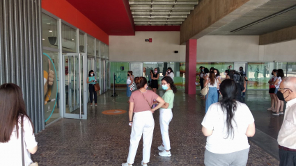 Aspirantes esperando a la entrada del examen