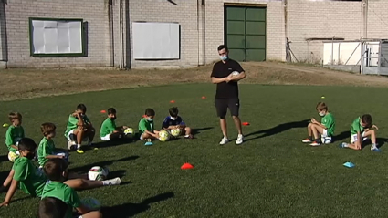 Carlos Daniel hablando con los más pequeños en el campus del club