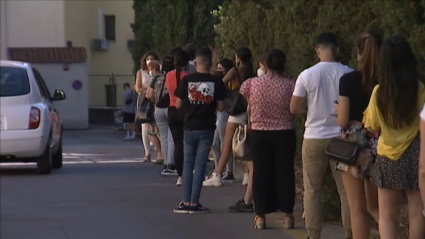 Cola para la realización de cribados masivos en Cáceres.