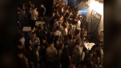 Decenas de jóvenes bailan sin mascarillas ni distancia de seguridad