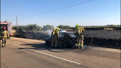 Coche ardiendo cerca de Zorita