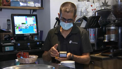 Manuel Brito, trabajando como camarero esta mañana