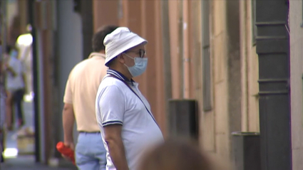 Un ciudadano transita con la mascarilla