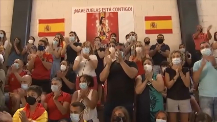 Vecinos de Navezuelas en el polideportivo del pueblo viendo los Juegos Olímpicos