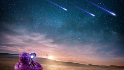 Una joven observa la lluvia de estrellas