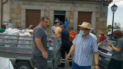 Momento del reparto de material en Mironcillo