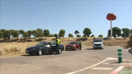 Acceso a Miajadas controlado por la Guardia Civil.