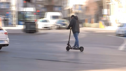 Usuario de patinete en la vía pública