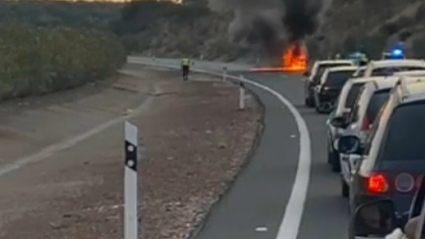 Coche arde en A-66