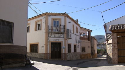 El bar 'Álvarez y la vivienda que se alquila