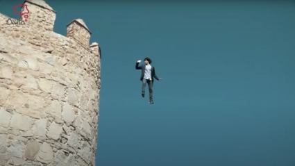 Miguel de Lucas, 'volando' junto a la muralla de Ávila