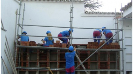Miembros de la escuela Francisco Mirón realizan trabajos en el cementerio de Plasencia.