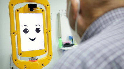 Un usuario interactúa con un robot 