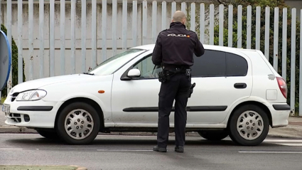 Un policía nacional para a un conductor durante el primer Estado de Alarma 