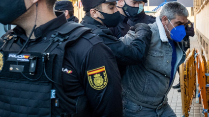Efectivos de la Policía Nacional trasladan a la Audiencia Provincial a Bernardo Montoya, donde este martes se celebra la segunda sesión del juicio acusado de agredir sexualmente y asesinar en el mes de diciembre de 2018 a Laura Luelmo, la profesora zamorana de 26 años, en la localidad de El Campillo (Huelva).