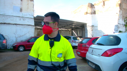 Joven con síndrome de Down trabajando en el parking de la Fundación Dolores Bas de Arús. Down Badajoz. Inserción laboral. Empleo discapacidad