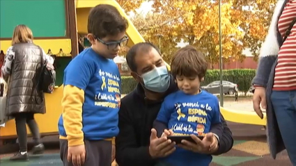 Pablo y Lucas, dos niños extremeños con espina bífida, jugando en el parque