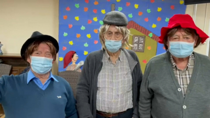 Abuelos disfrazados de payasos en la residencia Real de Navalmoral